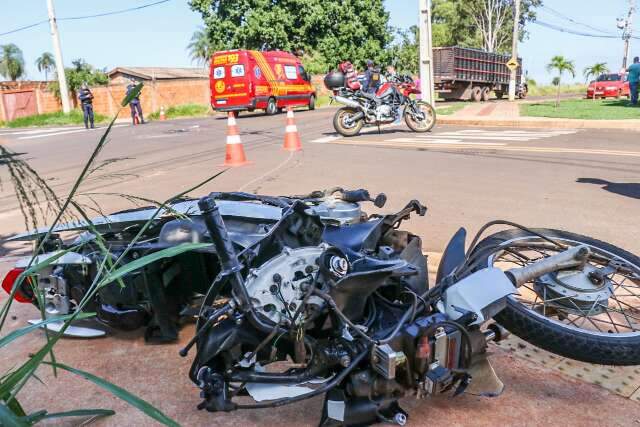 Morre motociclista que furou preferencial e colidiu com caminh&atilde;o boiadeiro