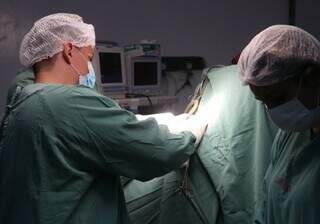 Equipe médica durante cirurgia no hospital de Campo Grande. (Foto: Divulgação | Santa Casa)