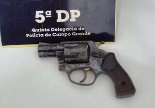 Arma usada no crime foi apreendida pela polícia. (Foto: 5ª Delegacia de Polícia Civil)