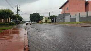 Tarde de chuva no Jardim Água Boa, região sul de Dourados (Foto: Helio de Freitas)
