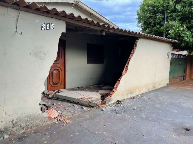 Motorista tenta fugir de acidente e acaba derrubando muro de resid&ecirc;ncia