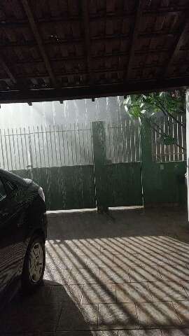Chuva acompanhada de raios e ventos fortes faz dia virar noite na Capital 