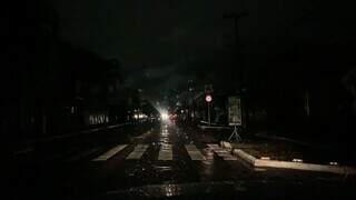 Escuridão em avenida no Bairro Taveirópolis. (Foto: Direto das Ruas) 