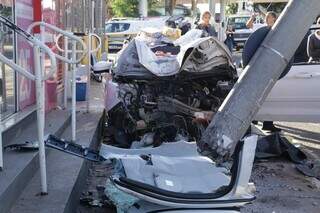 Carro destruído após colisão com poste na Júlio de Castilho. (Foto: Kísie Ainoã)