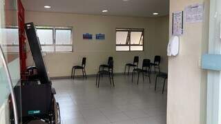 Sala de espera vazia no Centro de Testagem da Covid-19, nesta tarde (Foto: Mariely Barros)