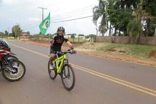 Manoel acena durante pedalada em Campo Grande (Foto: Kísie Ainoã)