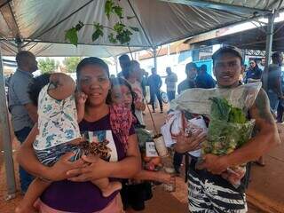 Jaqueline levou a família para o evento e ganhou hortaliças e legumes do FAC. (Foto: Caroline Maldonado)