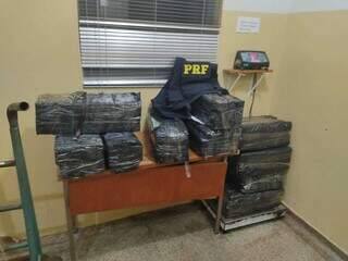Droga apreendida totalizou 133,35 quilos. (Foto: Divulgação PRF)