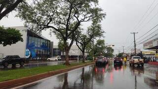 Mesmo fraca, chuva foi suficiente para derrubar temperatura na segunda maior cidade do Estado. (Foto: Helio de Freitas)