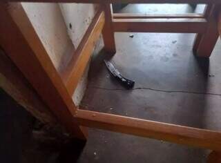 Faca encontrada na residência do caseiro, onde ocorreu a tentativa de roubo. (Foto: Rádio Caçula)