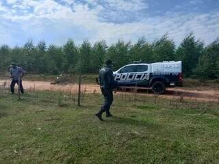 Polícia faz buscas em área de mata por onde bandido fugiu. (Foto: Rádio Caçula)