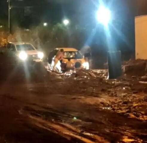 Ap&oacute;s temporal, 3 carros ficam presos em atoleiro na Vila Morumbi 