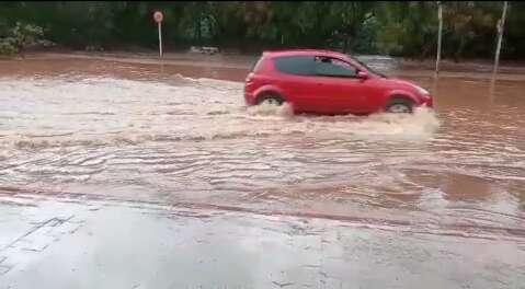 Moradores registram ruas inundadas em diversos bairros da Capital