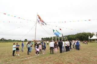 Bandeira do evento sendo hasteada na Associação Nipo Brasileira. (Foto: Pauilo Francis)