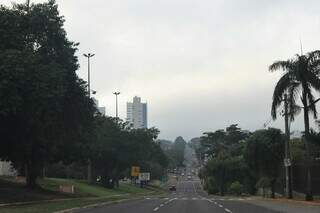 Céu nublado da Capital, visto da Avenida Afonso Pena. (Foto: Paulo Francis)