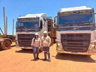 O casal Miriam Estevão e Arlindo Dias Mariano trabalham como motoristas de caminhão tritrem na Eldorado Brasil. (Foto: Eldorado / Divulgação)