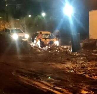 Após temporal, 3 carros ficam presos em atoleiro na Vila Morumbi 