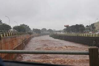 Córrego da Avenida Presidente Ernesto Geisel, durante a chuva deste domingo (15), na Capital. (Foto: Paulo Francis)