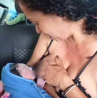 Mulher dá à luz dentro do carro a caminho da maternidade, no Centro da Capital