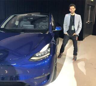 Aurelio Rosa ao lado de um veículo Tesla. (Foto: Instagram) 