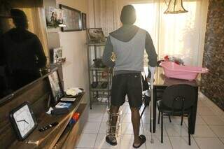 Samuel, aos 28 anos, passou por 13 cirurgias, usa muletas e nunca mais dirigiu. (Foto: Paulo Francis)
