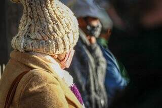 Mulher de touca em MS; frio deve chegar de forma intensa na quarta-feira. (Foto: Henrique Kawaminami)