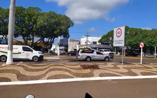 Mais de 150 carros acompanham cortejo de filho de secret&aacute;ria morto por PMs