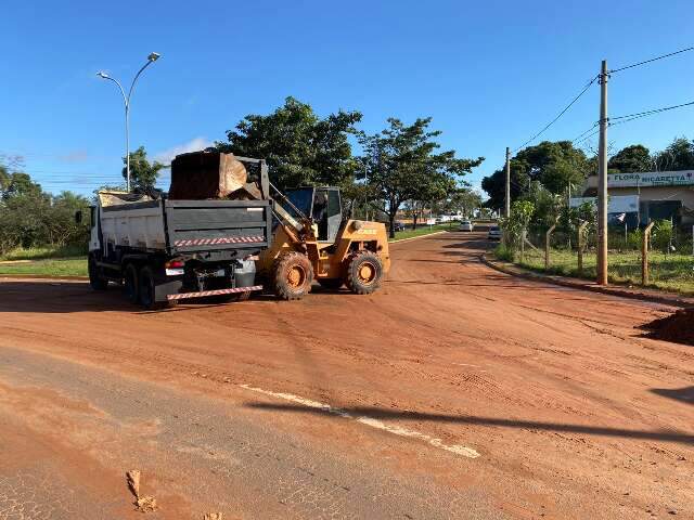 Depois de chuva, manh&atilde; foi de retirada de areia nas ruas do Rita Vieira 