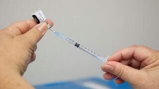 Dose de vacina da covid sendo preparada por profissional de saúde. (Foto: PMCG)