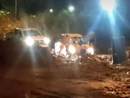 Após temporal, 3 carros ficam presos em atoleiro na Vila Morumbi 