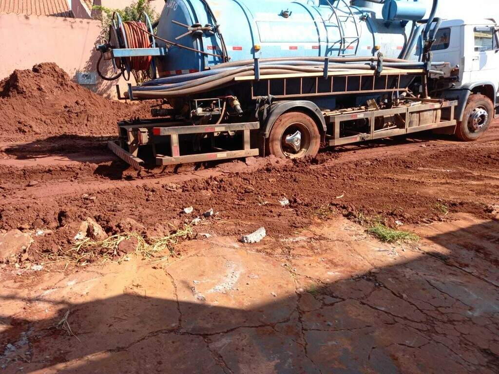 Rua Vira Atoleiro Ap S Chuva Carregar Terra De Obra No Aero Rancho