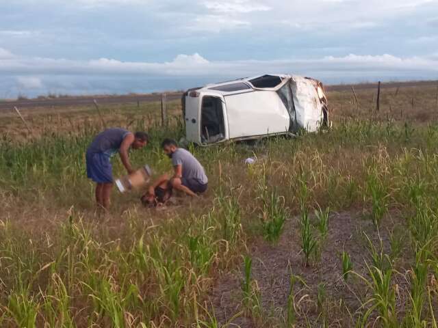 Motorista perde controle da dire&ccedil;&atilde;o e fica em estado grave ap&oacute;s capotar carro