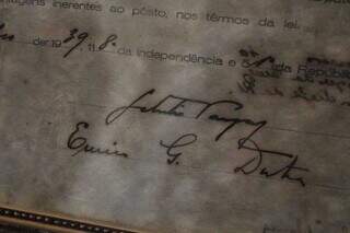 Documento tem assinatura de Getúlio Vargas e Eurico Gaspar Dutra. (Foto: Marcos Maluf)