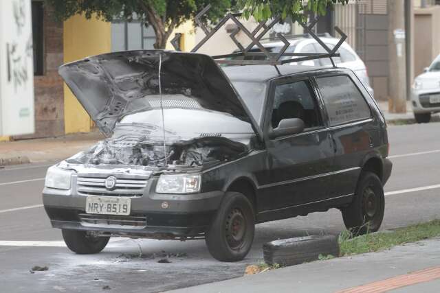 Fiat Uno pega fogo a duas quadras do p&aacute;tio onde deveria ser estacionado 
