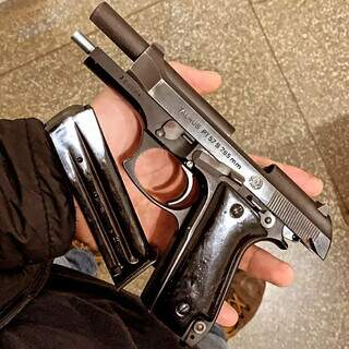 Pistola usada no crime foi apreendida no guarda roupas do suspito. (Foto: Polícia Civil)