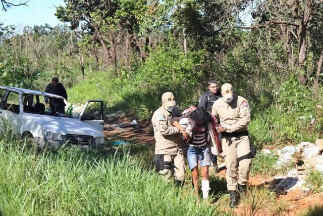 Ex-marido aborda casal em rua deserta, quebra carro e espanca mulher