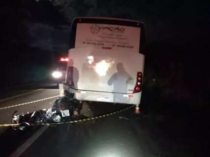 Motociclista colide em ônibus parado e morre na BR-158