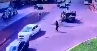 Policiais atirando em veículo branco para cessar fuga de assaltantes. (Reprodução Vídeo)