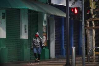 Na manhã de hoje, moradora se protege do frio com luvas, touca e agasalho. (Foto: Henrique Kawaminami)