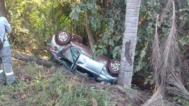 Passageiro morre ap&oacute;s carro de mineradora capotar na BR-262; tr&ecirc;s ficam feridos