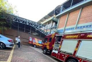 Viaturas do Corpo de Bombeiros que foram à Unigran para socorrer vítima de acidente. (Foto: Direto das Ruas)