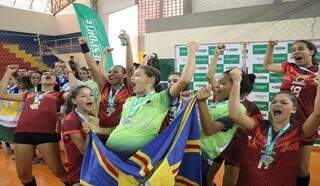 Estudantes-atletas comemorando título na edição anterior dos jogos. (Foto: Divulgação/Fundesport)