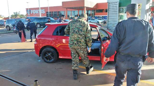 Dois homens s&atilde;o executados dentro de carro em p&aacute;tio de posto na fronteira