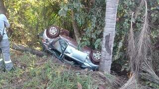 Depois de capotar, carro caiu em ribanceira. (Foto: Divulgação/Corpo de Bombeiros)