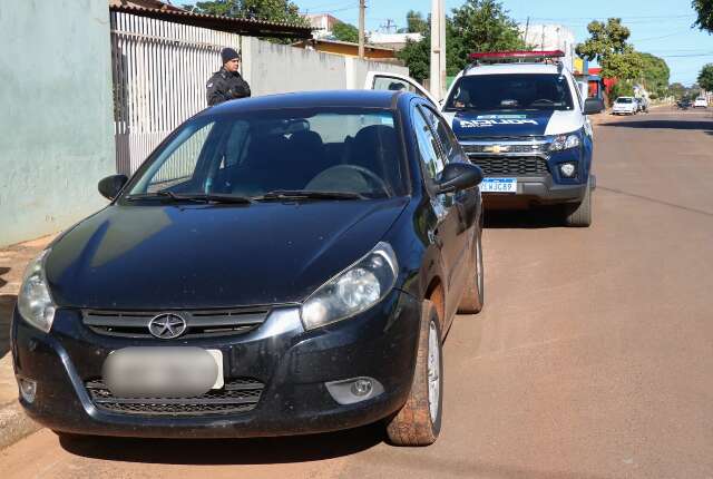 Idoso &eacute; roubado e bandidos abandonam carro horas depois no M&aacute;rio Covas