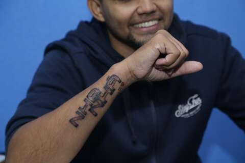 Cris tatuou Nhanhá no braço para eternizar orgulho pelo bairro 