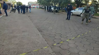 Policiais recolhem pistas em local onde prefeito de Pedro Juan Caballero foi baleado. (Foto: Diário Hoy)