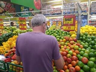 Homem realiza compras em hortifruti de supermercado da Capital. (Foto: Cleber Gellio)