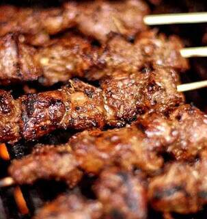 Carne suculenta vai para o espeto de terça a domingo no Quiosque da Lari. (Foto: Divulgação)