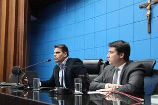Da esquerda para a direita, deputados Renan Contar e João Henrique Catan na sessão de ontem. (Foto: Alems/Divulgação)